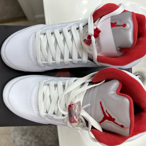 Air Jordan Retro 5 - Picture 2 of 3